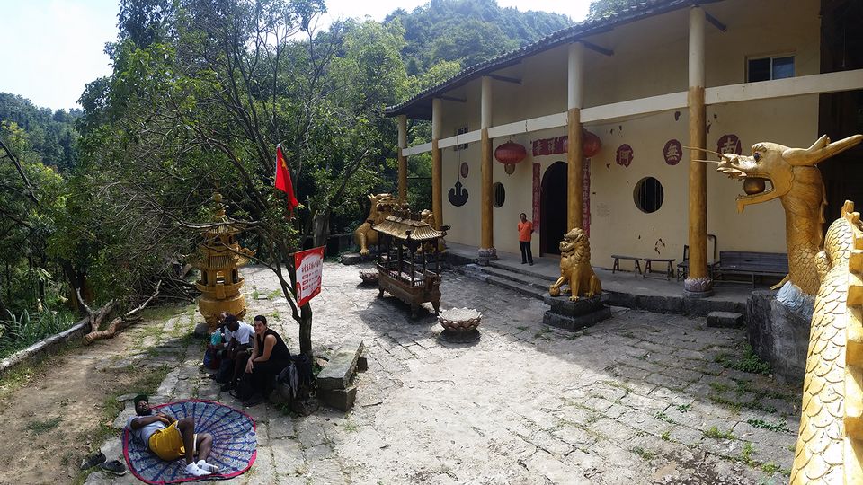 The courtyard of a temple on Méilǐng Mountain 